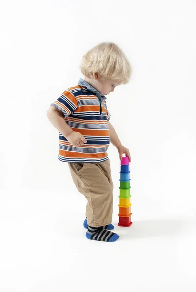 Ребенок играет в образовательные игрушки изолированы на белом — стоковое фото