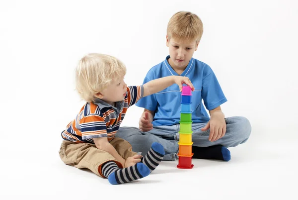 Crianças brincando brinquedos educativos isolados em branco — Fotografia de Stock
