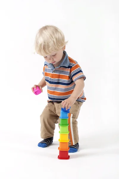 Enfant blond jouant des jouets éducatifs isolés sur blanc — Photo