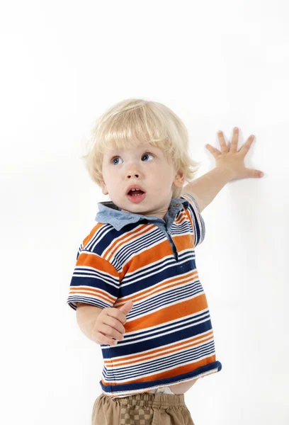 Adorable pelo rubio y ojos azules bebé niño mira hacia arriba — Foto de Stock