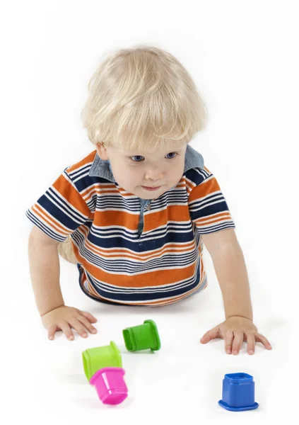Eğitici oyuncaklar üzerinde beyaz izole oynayan sarışın çocuk — Stok fotoğraf