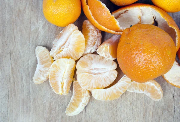 Ripe tasty tangerines on wooden background — Stock Photo, Image