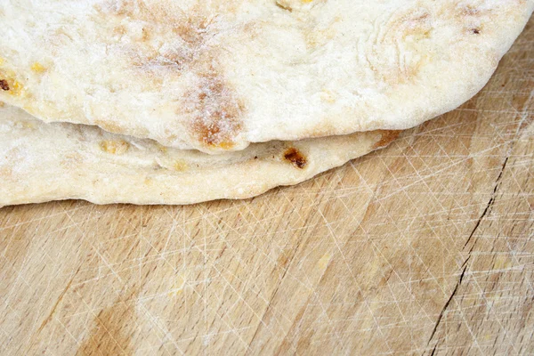 Du pain fraîchement cuit sur une table en bois — Photo