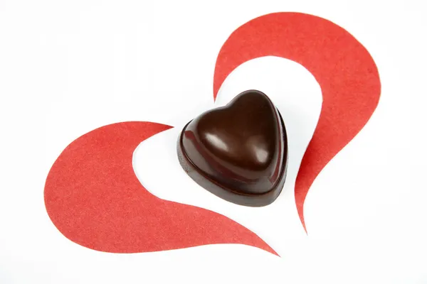 Corazón de papel y chocolate en forma de corazón. San Valentín —  Fotos de Stock