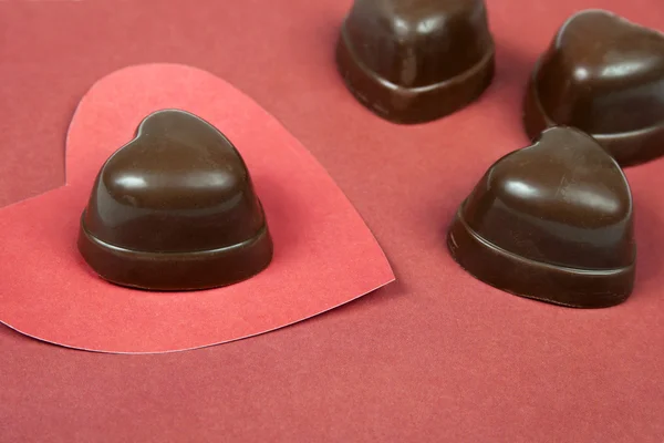 Coração de papel e chocolate em forma de coração. Valentim — Fotografia de Stock