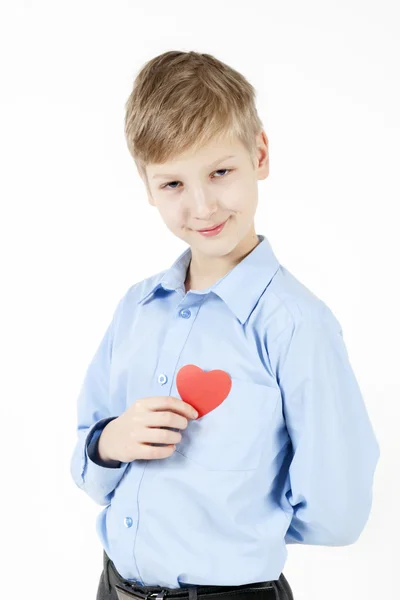 Улыбающийся школьник с красным сердцем . — стоковое фото