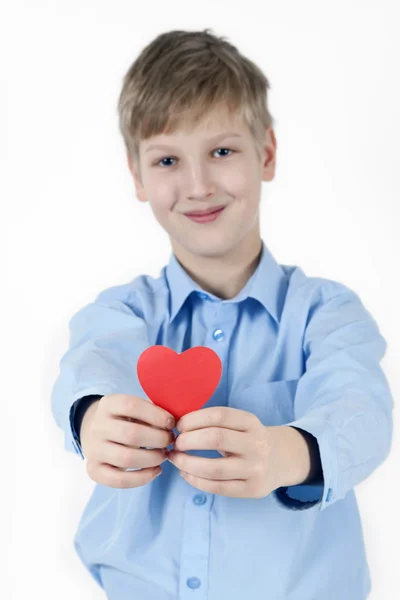 Lachende jongen en rood hart. de dag van Valentijnskaarten concept. — Stockfoto