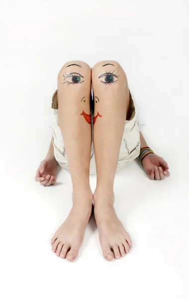 Ноги с нарисованными лицами — стоковое фото