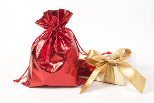 Rode tas met geschenken en een gouden boog — Stockfoto