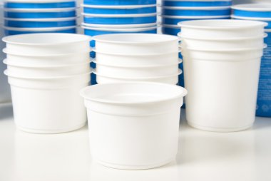 Beyaz ve mavi gözlük