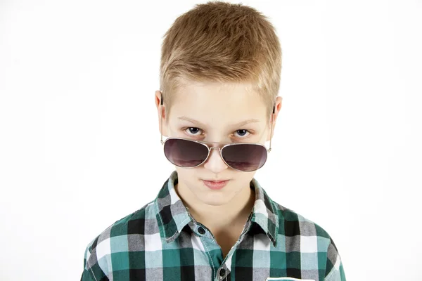 Rapaz olha para os óculos de sol — Fotografia de Stock