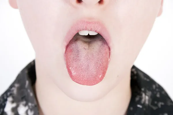 舌を示す少年 — ストック写真