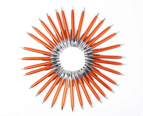 Solarkreis aus orangefarbenen Kugelschreibern — Stockfoto