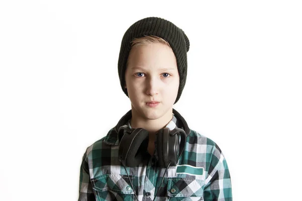 Сумний хлопчик з навушниками — стокове фото