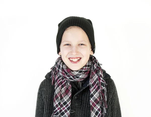 Lachende jongen in een cap en een sjaal — Stockfoto