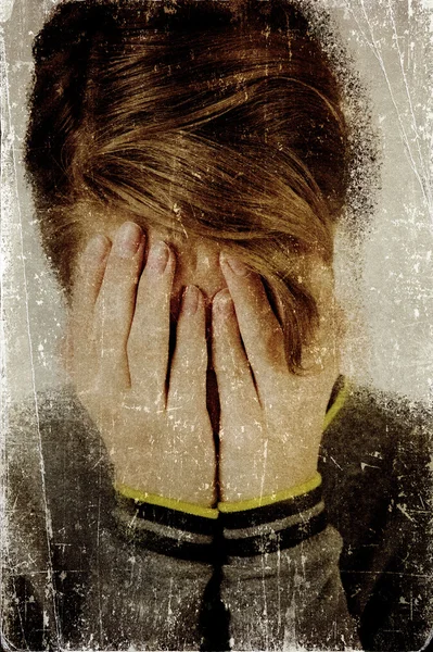 Adolescente rosto fechado por mãos — Fotografia de Stock