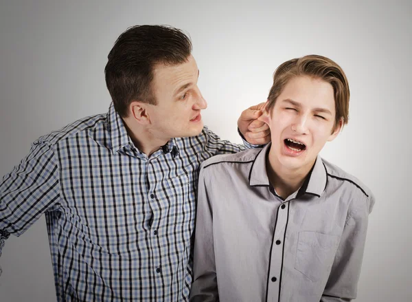 Vader straft zoon — Stockfoto