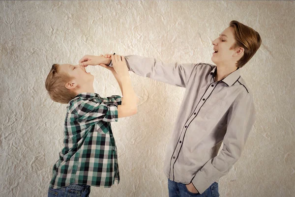 Pelea de hermanos — Foto de Stock