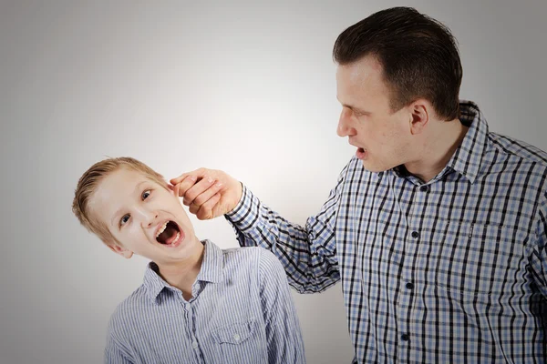 Father punishes son — Stock Photo, Image