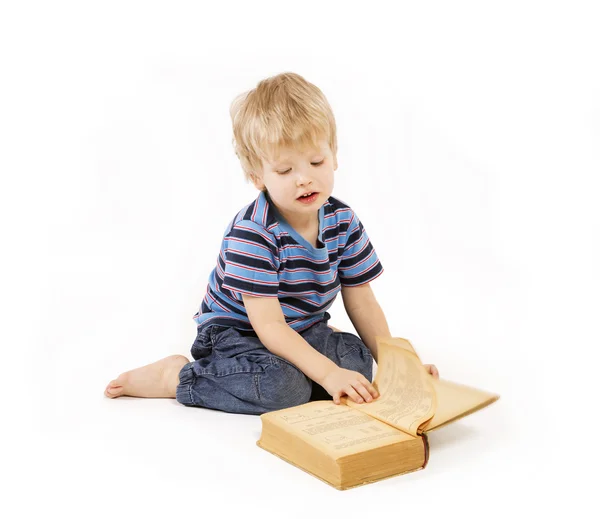 Bambino piccolo legge il libro — Foto Stock