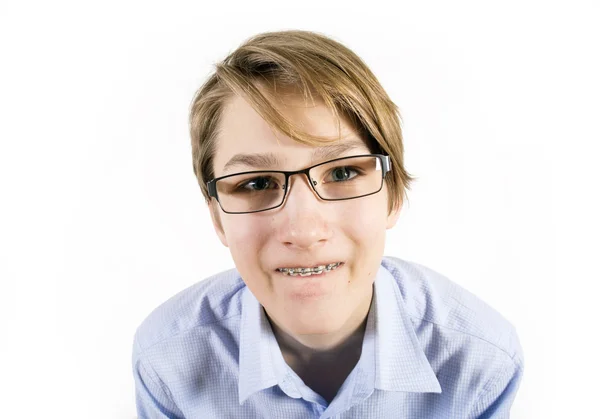 Adolescent dans des lunettes et des appareils — Photo