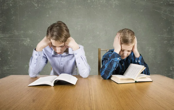 Pupils read books — Stock Photo, Image