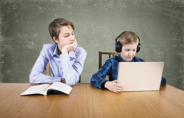 Meninos com livros e laptop — Fotografia de Stock