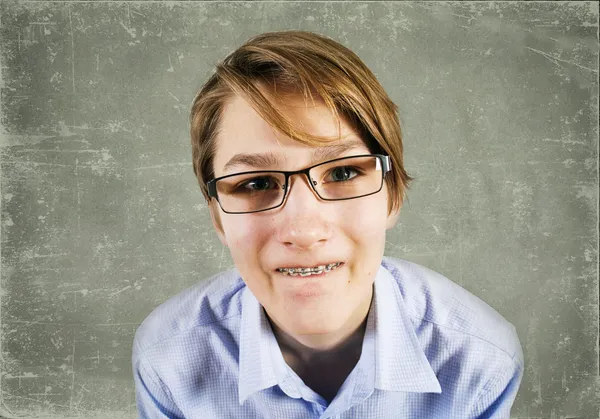 Adolescent dans des lunettes et des appareils — Photo