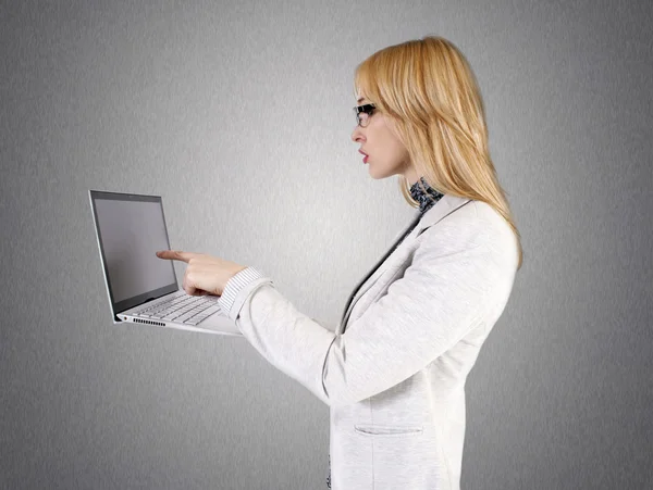 Woman with laptop — Stock Photo, Image