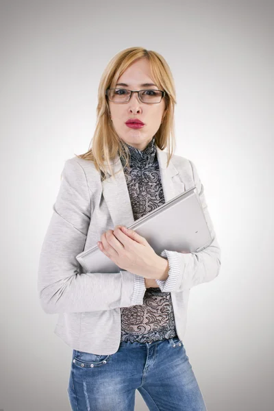 Frau mit Laptop — Stockfoto