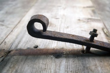 paslı eski kapı mandalı