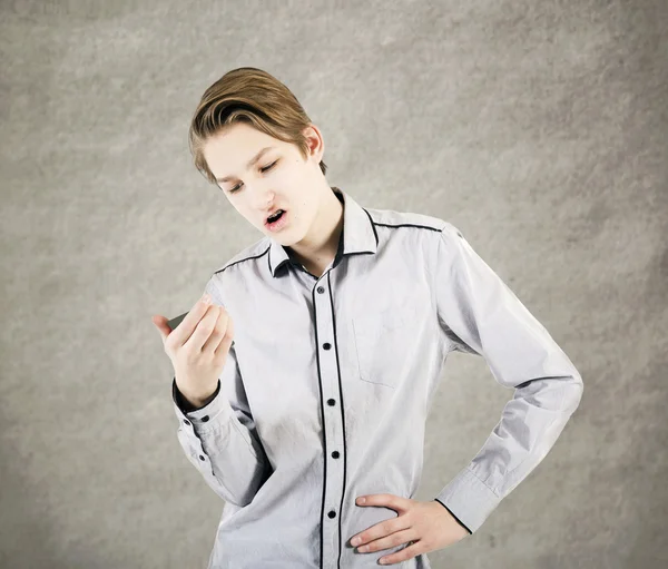 Niño con una camisa gris — Foto de Stock