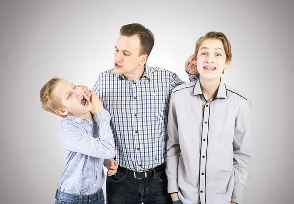 Strict father punishes his sons. — Stock Photo, Image