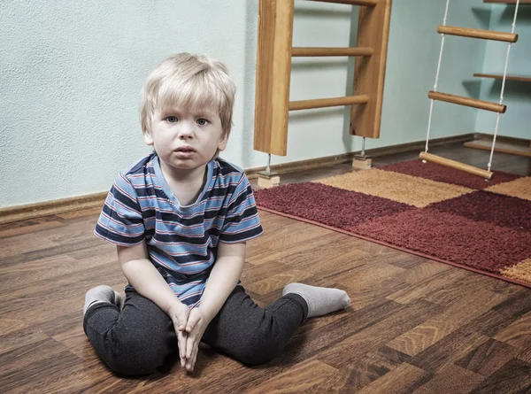 Smutný boy v dětský pokoj — Stock fotografie