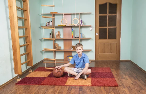 Niño con pelota — Foto de Stock