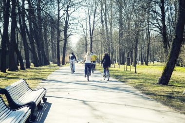 insanlar Park'taki bisiklet sürmek