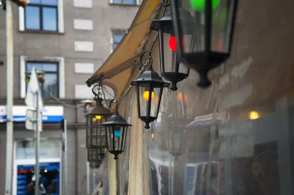 Pequeñas lámparas en la calle . — Foto de Stock