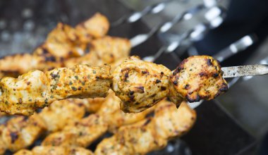 bir şiş üzerinde kızarmış et