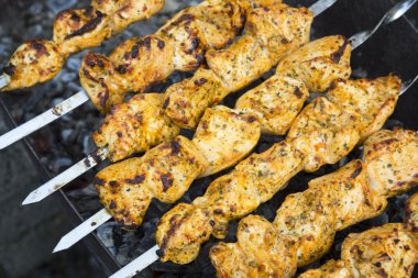 bir şiş üzerinde kızarmış et