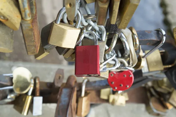 Locks of lovers  on bridge railings — Stock Photo, Image