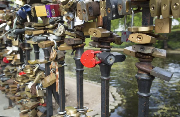 Fechaduras de amantes em grades de ponte — Fotografia de Stock