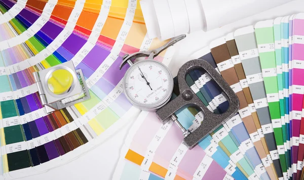 Linse, Pantone und Mikrometer. — Stockfoto