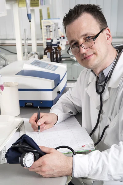 Medico con stetoscopio — Foto Stock