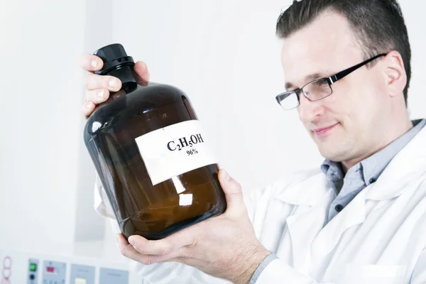 Mann hält Flasche mit Alkohol in der Hand. — Stockfoto