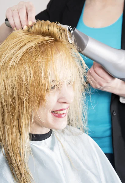 Friseur trocknet Haare — Stockfoto