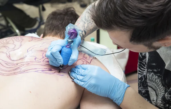 Tattooer does a tattoo — Stock Photo, Image