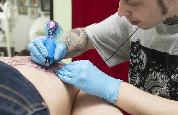 Tattooer doet een tatoeage — Stockfoto