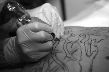 tattooer dövme yapar