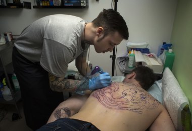 tattooer dövme yapar