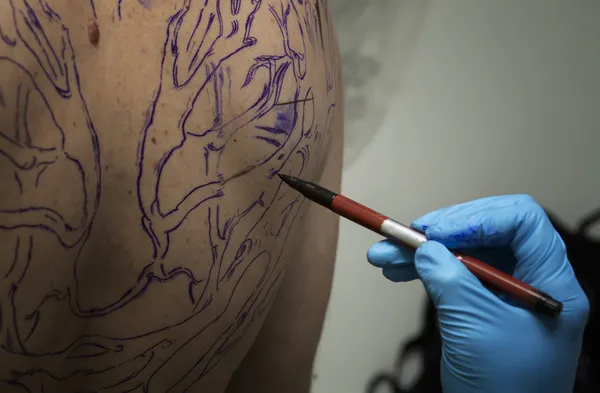 Tattooer gekopieerd de schets op huid — Stockfoto